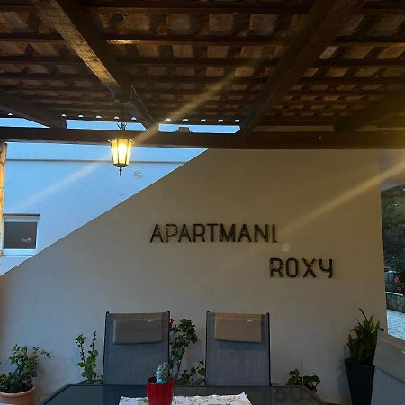 Apartmani Roxy 로비스테 외부 사진